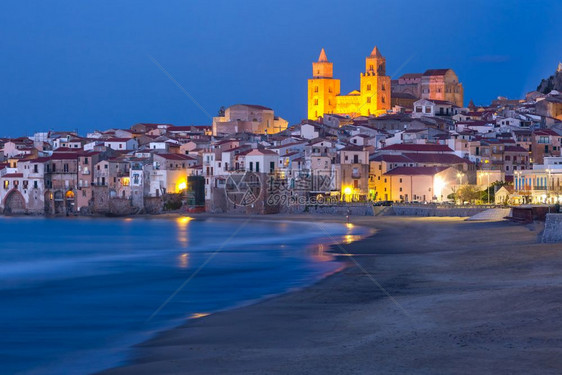 海滩Cefalu大教堂和古城海岸市Cefalu的美丽景色晚上蓝时段意大利西里日落时Cefalu意大利西里图片