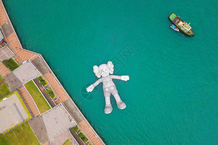 KAWS同伴的空中景象悬浮在水面的巨型雕塑图片