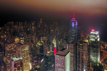 香港下城和维多利亚港的空中景象有暴风雨和雾金融区智能城市和技术概念的商业中心夜幕摩天大楼和高图片