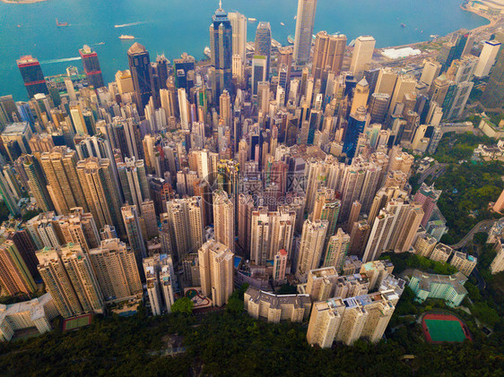 香港市心空景象亚洲智能城市的金融区和商业中心日落时摩天大楼和高层的顶景象图片