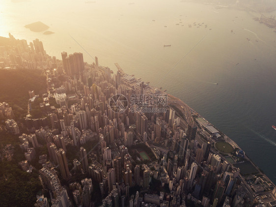 香港市心空景象亚洲智能城市的金融区和商业中心日落时摩天大楼和高层的顶景象图片