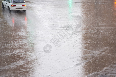 下大雨的公路图片