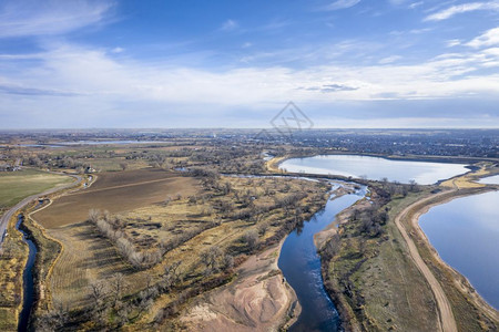 科罗拉多州布赖顿上方南普拉特河带有早春风景的空中观察图片