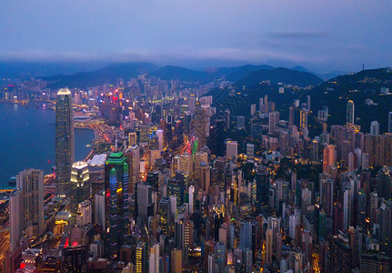 香港市心空景象亚洲智能城市的金融区和商业中心夜间摩天大楼和高层的顶景象图片