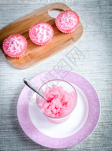 粉色蛋糕草莓花岗背景