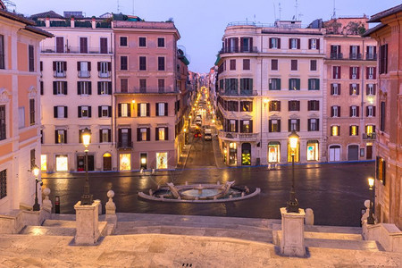Spagna广场和Baroque早期喷泉称为FontanadellaBarcaccia或丑船喷泉早上蓝色时间在意大利罗马晚上在意图片