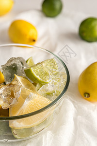 玻璃杯中的柠檬与冰块图片
