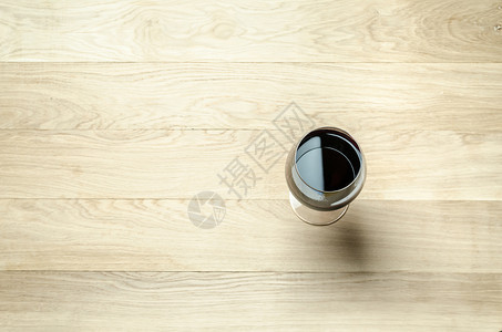红酒在杯中的顶端视图图片