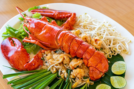 龙虾面炒泰国米加满龙虾和肉图片