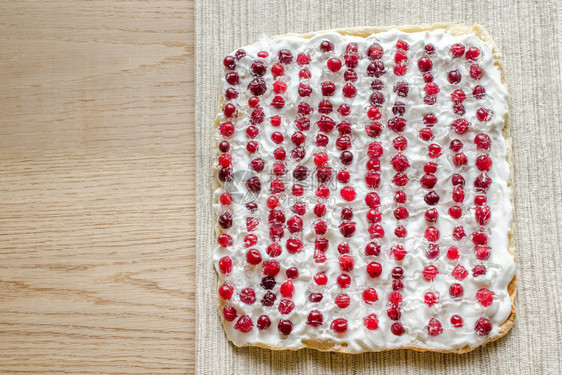 用奶油和新鲜的红莓奶油红莓图片