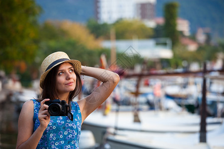 年轻有吸引力的快乐旅行女孩在旧地中海城市滨带相机行走夏季度假旅行概念年轻有吸引力的快乐旅行女孩带着相机走图片