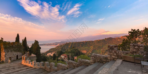 从西里岛托米纳市Taormina所见日出时的埃特纳山意大利西里图片