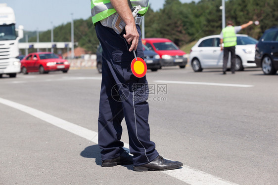 站在马路上的交警图片