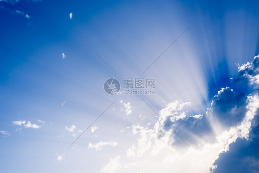 夏天下午太阳光从强烈蓝色天空的大云中升起