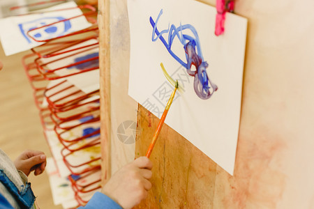 Montessori艺术和彩色涂料绘画班图片
