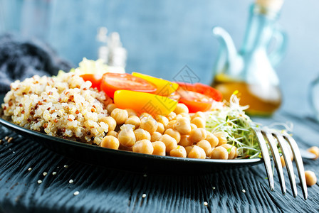 素食蔬菜和盘子里的quinoa图片