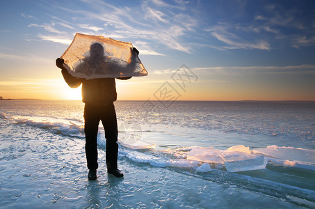 人类和冬天的冰块手握着图片