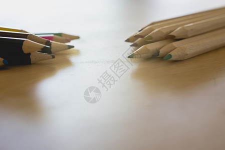 回到学校概念书本和彩色铅笔放在木制桌上写黑板高清图片下载 正版图片 摄图网