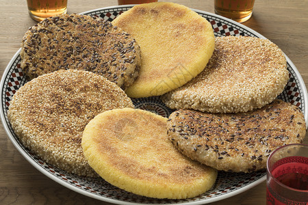 摩洛哥哈查传统菜配有塞莫利纳多谷物和芝麻种子面条紧闭图片