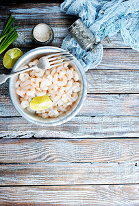 煮虾碗中新鲜柠檬食物图片