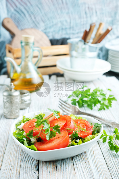 新鲜番茄加香料素食沙拉加新鲜番茄和香料图片