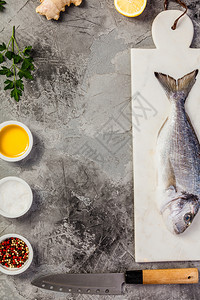 大理石板草药和香料上美味新鲜的海鱼灰石底面的新鲜海鱼草药和香料烹饪概念复制空间美味新鲜海鱼平地顶端视图图片