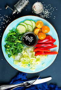新鲜蔬菜沙拉配酱的蔬，美味十足图片
