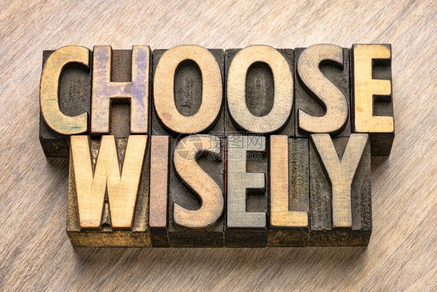 在老式印刷纸质木制类型中明智地选择抽象字词