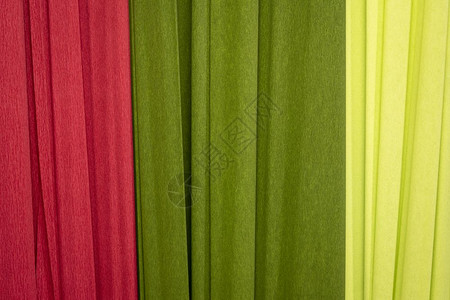 红纸和绿背景带皱纹理图片