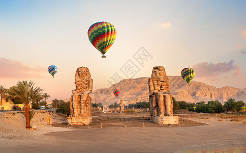 Memnon的巨石法老阿门霍特普的两座巨石雕像图片