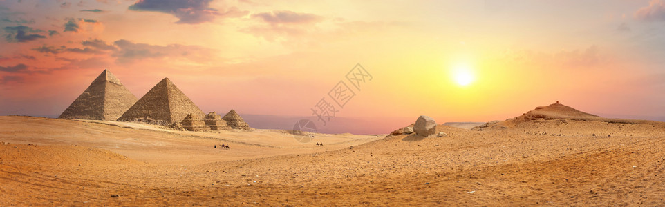 埃及吉萨沙漠中的埃及金字塔高清图片