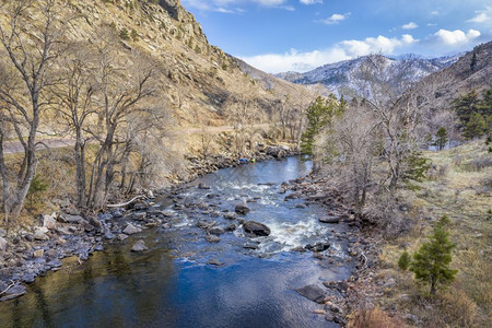 山河和峡谷科罗拉多北部的Poudre河初春时低流量图片
