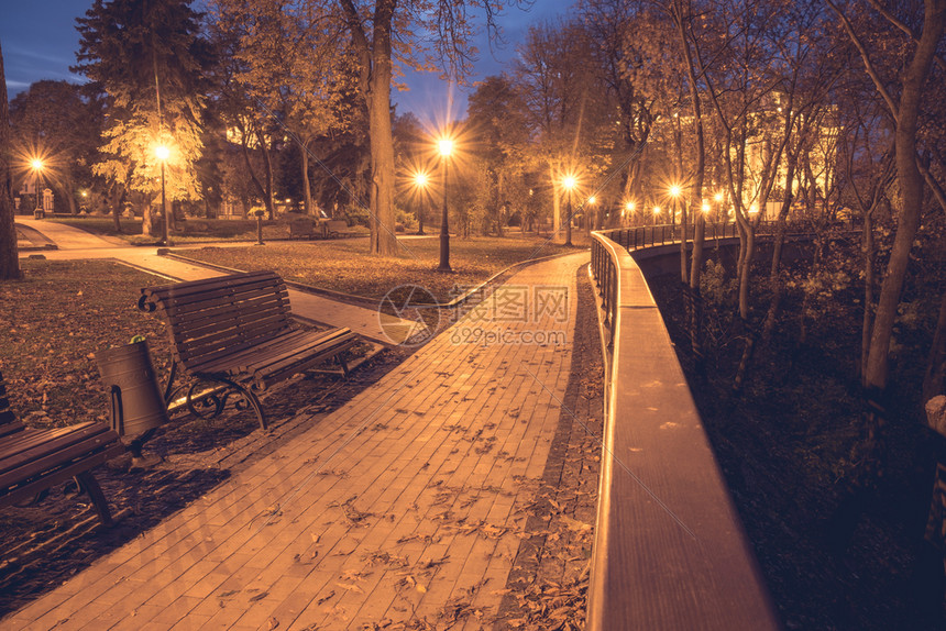 夜间城市公园木板街灯和公园小巷图片