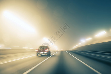在高速公路上快速行驶的车辆背景图片