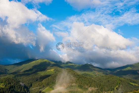 美丽的高山地貌夏季景色阳光灿烂的夏季自然全景美丽的高山地貌夏季景色图片