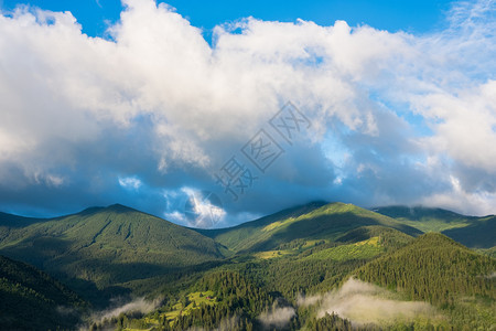 美丽的高山地貌夏季景色阳光灿烂的夏季自然全景美丽的高山地貌夏季景色图片