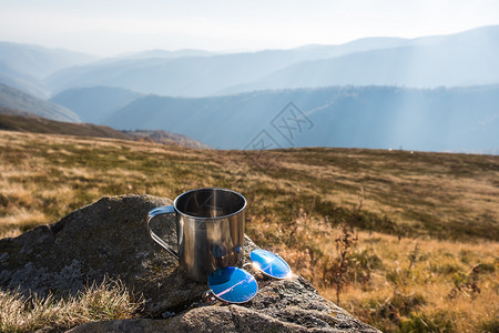 山丘上的金属杯子面有咖啡和太阳眼镜远足时有门外早餐斯洛伐克的塔特拉山脉欧洲远足时有门外早餐图片