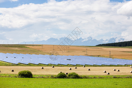 黄色田地的光电模块农村景观和绿色生态替代发电农场背景图片