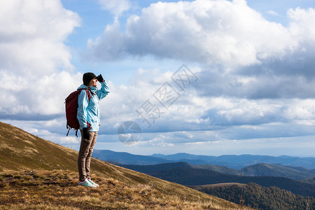 红背包女孩站在山顶看着观喀尔巴阡脉乌克兰图片