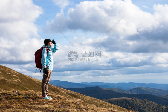 红背包女孩站在山顶看着观喀尔巴阡脉乌克兰图片