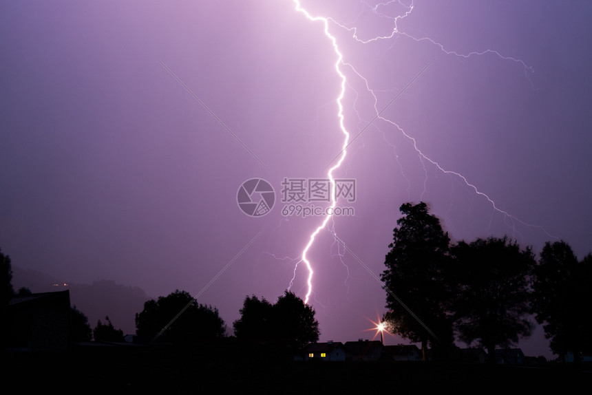 在彩色的天空上闪亮夜晚图片