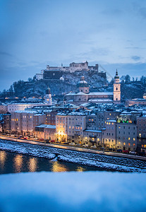 萨尔茨堡古城圣诞节时间晚上下雪奥地利图片