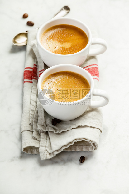 白色大理石背景的咖啡成分白色杯子的咖啡浓缩图片