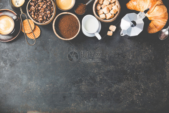 深底咖啡成分杯中的豆地面棕色糖牛奶羊角面包胶囊食品框架概念平地咖啡深底成分平地图片