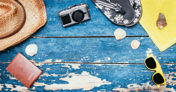夏季背景休闲旅行概念草帽太阳镜贝壳旧照相机护和翻滚复制空间图片