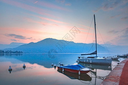 日出时安纳西湖和阿尔卑斯山法国阿尔卑斯山威尼安纳西湖和阿尔卑斯山图片
