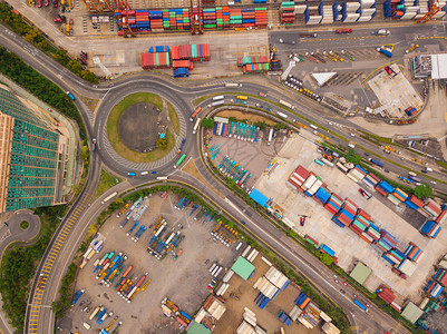 环路和集装箱公交界处的空中观察桥梁公路在物流运输结构中形成圆环顶视城市香港午图片