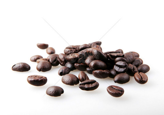 白色孤立的烤咖啡豆图片