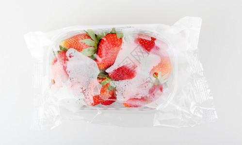白色背景的新鲜果汁草莓图片