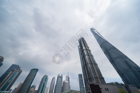 上海市的天桥和高楼办公亚洲智能城市的金融区和商业中心图片